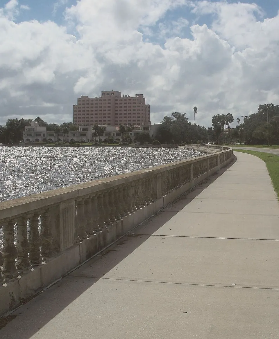 The balustrade along Bayshore Boulevard, Tampa, on a bright afternoon